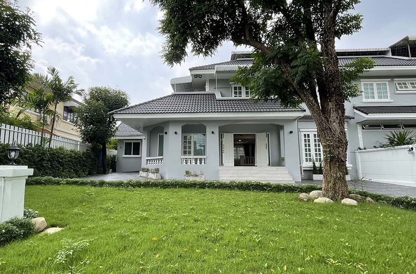 House with Shared Pool for rent in Srinakarin (near Bangkok Patana School)